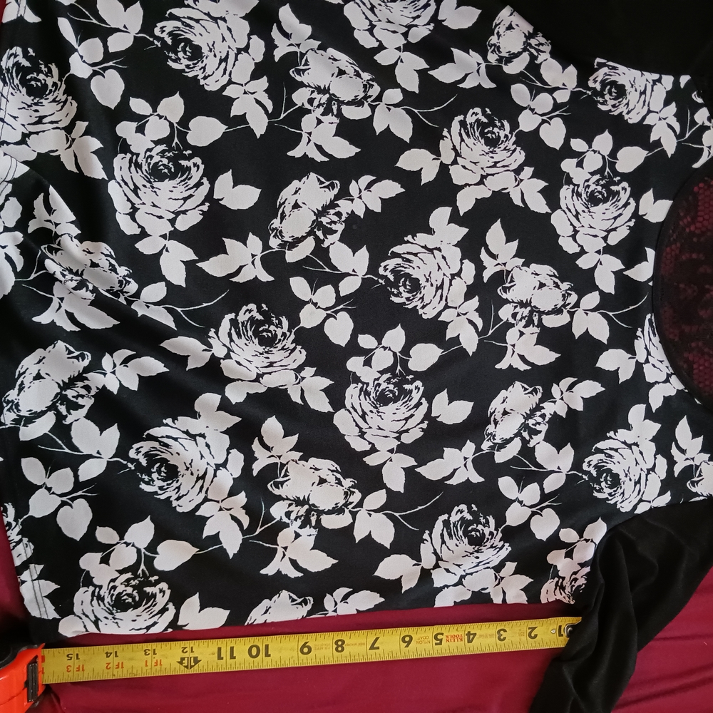 Carol Rose Black and White Floral Blouse - Picture 6 of 9